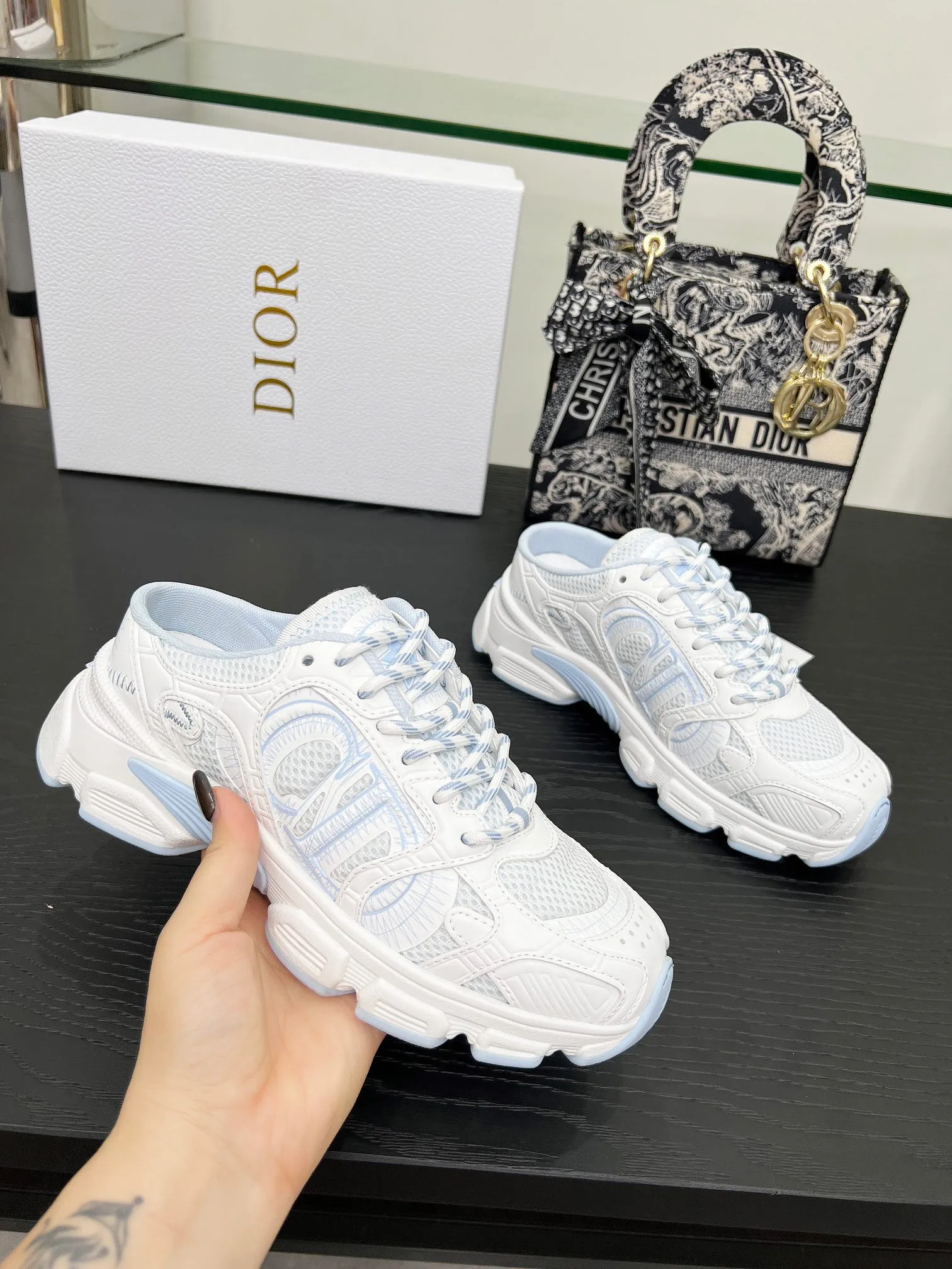 p560🐮🐮This Dior Chrono sports half slipper reinterprets running shoes with Dior's haute couture style. Gray mesh fabric is paired with tonal suede calfskin panels, the CD logo on the side, the star patch on the tongue and the Dior logo on the heel, all in classic fine detail. Featuring two-tone laces and a lightweight sole with star graphics, they can be worn year-round. Size: Women’s size 35-41 (35/42 can be customized) Men’s size 40-46 (men’s version is being printed) Color: 12 colors available